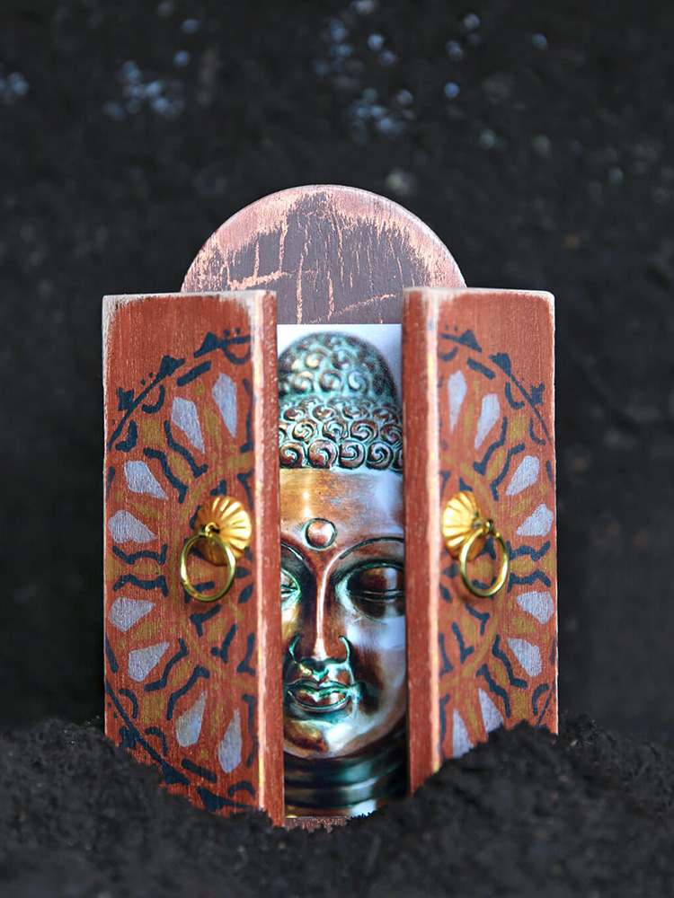 buddha-mandala-ikon-guld-aut-viam-inveniam-aut-faciam Ikon i trä med Buddha och mandalamönster i varma guld- och bruna toner.