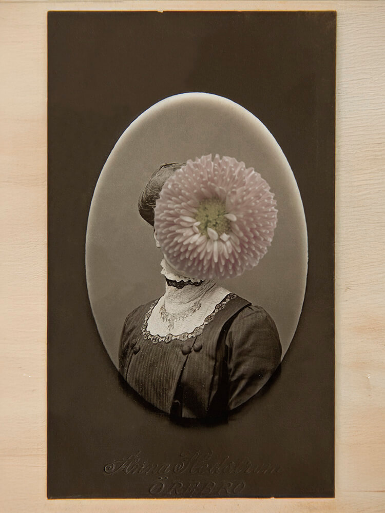 de-utan-namn-1-arkiv-kvinnor-wira Historiskt porträtt av okänd kvinna från tidigt 1900-tal, där ansiktet delvis täcks av en blomma.