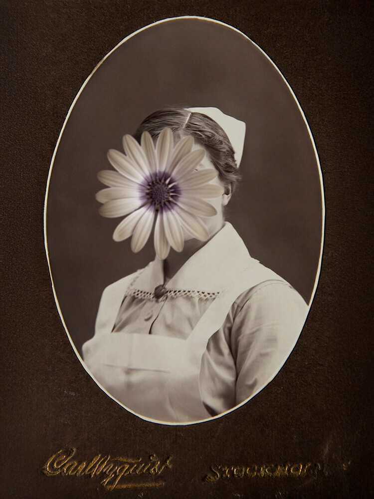 de-utan-namn-9-arkiv-kvinnor-wira Historiskt porträtt av okänd kvinna där ansiktet delvis döljs av blomma.