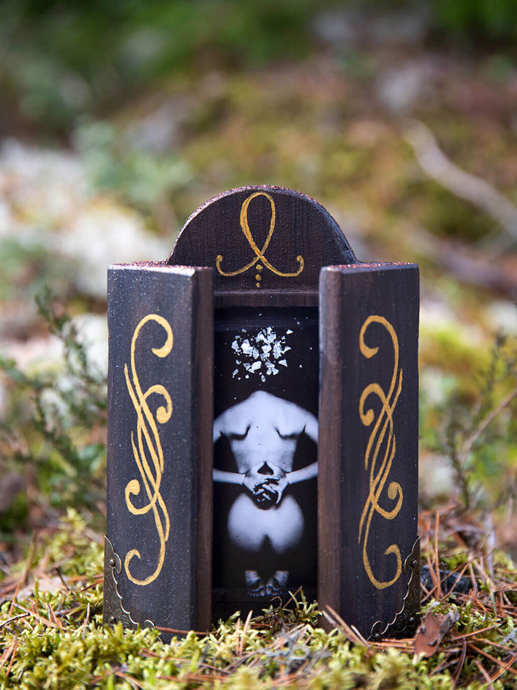 kvinna-salt-huvud-ikon-mork-guld-lux-in-tenebris Mörk ikon med svartvitt fotografi av en kvinna bakifrån med salt på huvudet som symbol för ljus i mörker.