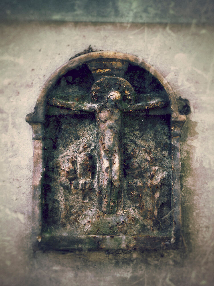 rostig-metall-ikon-rost-skogskyrkogarden Rostig metallikon med Jesus på korset i ett slitet och historiskt uttryck.